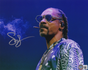 Calvin Cordozar Broadus, Jr. (Snoop Dogg) (In Concert) - Signiertes Foto - COA Beckett