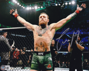Conor McGregor (Victory Stance) - Signiertes Foto - COA Beckett