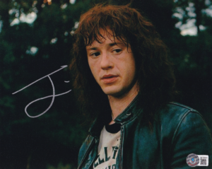 Joseph Quinn - Signiertes Foto - Eddie Munson (Stranger Things) - COA Beckett